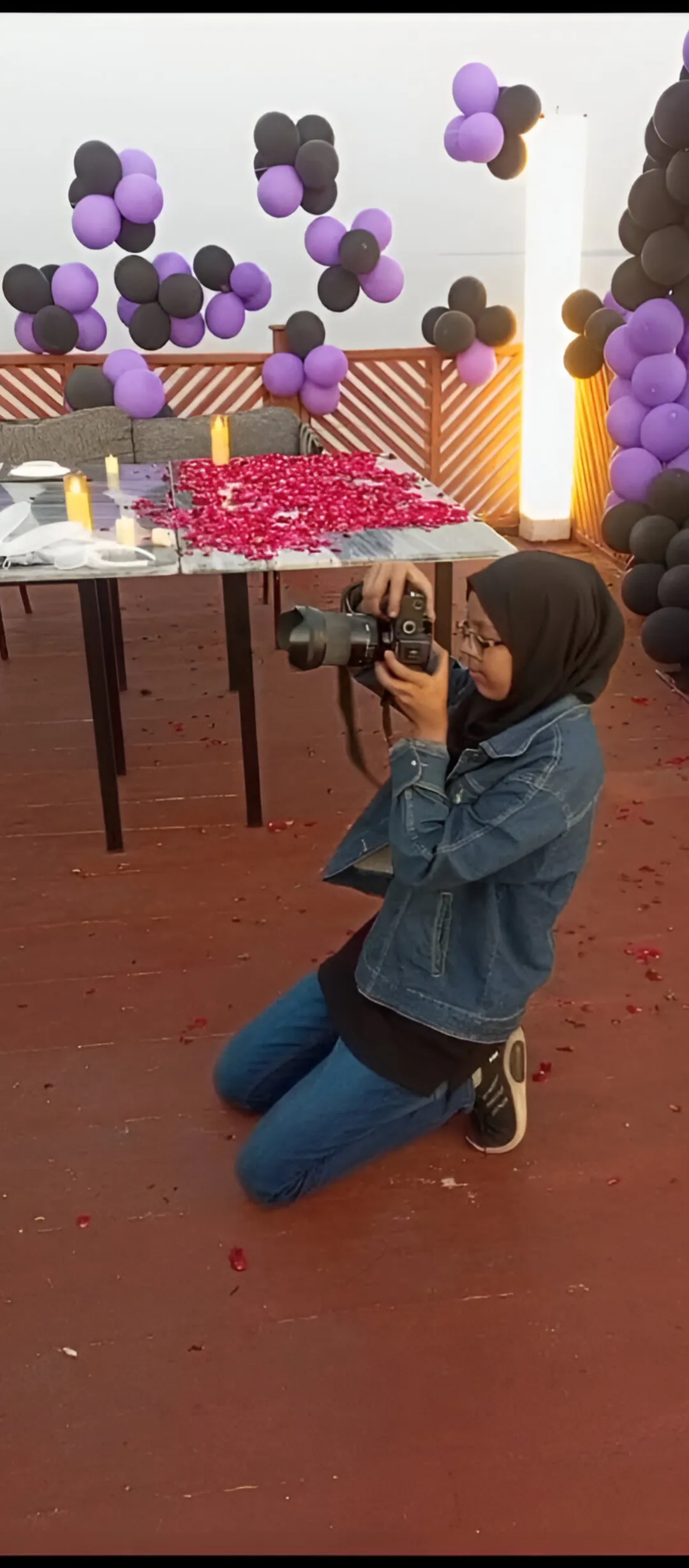 Kanood Khan taking pictures of Birthday at Do Darya Karachi at Charcoal Restaurant, Karachi Pakistan
ایک تجربہ کار فیمیل فوٹوگرافر
